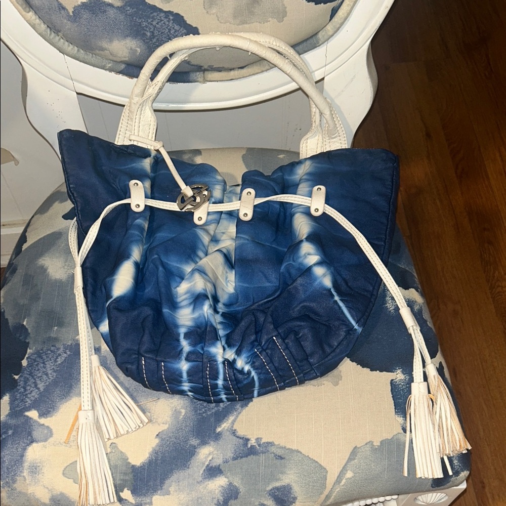 “Send Ur Price?” Stylish Blue/White “Marc Echo’”
Tye Die Bag. *Handle Peeling* 💙